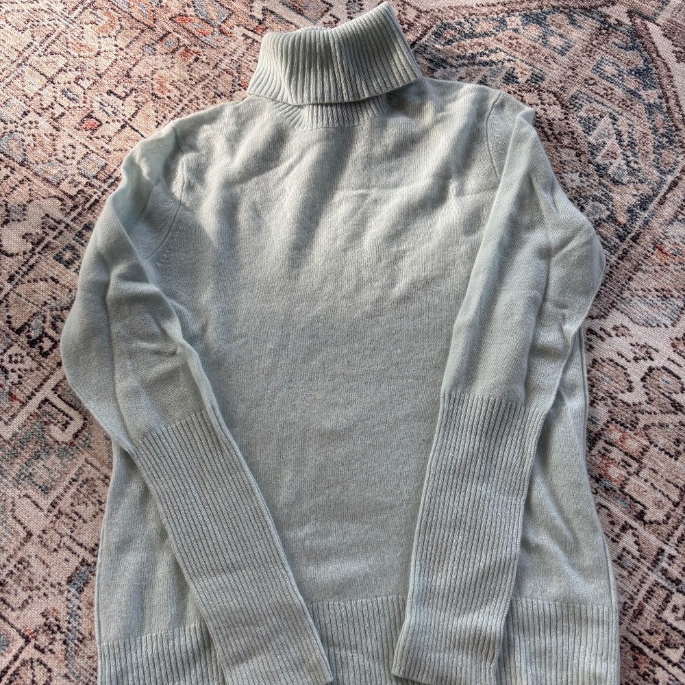 Beautiful aqua cashmere turtleneck sweater, size M, fitted